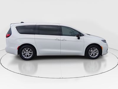 2024 Chrysler Pacifica — photo 8 view