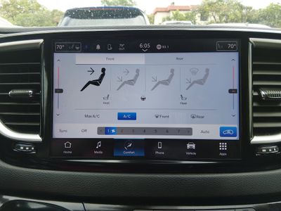 2024 Chrysler Pacifica — photo 18 view
