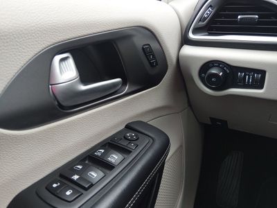 2024 Chrysler Pacifica — photo 13 view