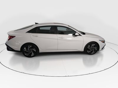 2024 Hyundai Elantra — photo 8 view