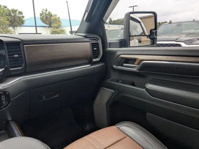 2024 Chevrolet Silverado 3500HD — photo 17 view