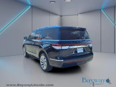 2024 Lincoln Navigator — side profile view