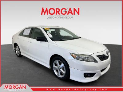 2010 Toyota Camry SE in Super White — front three-quarter view