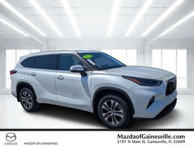2022 Toyota Highlander XLE in Beige — front three-quarter view