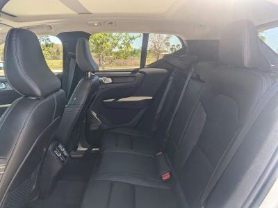 2023 Volvo XC40 — photo 18 view