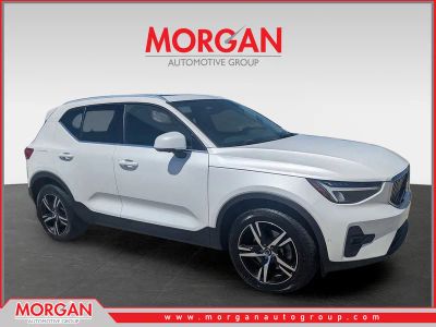 2023 Volvo XC40 Plus Bright Theme in Crystal White Metallic — front three-quarter view