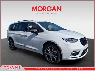 2026 Chrysler Pacifica Pinnacle in White — front three-quarter view