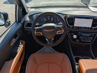 2026 Chrysler Pacifica — photo 17 view