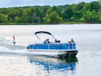 2026 Sun Tracker Party Barge® 22 RF XP3 — front three-quarter view