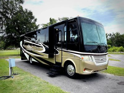 2018 Newmar Bay Star — front three-quarter view