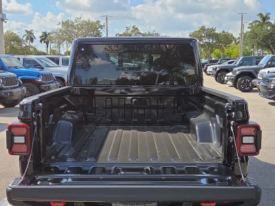 2026 Jeep Gladiator — photo 13 view
