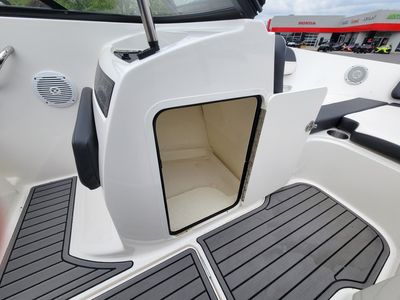 2020 Bayliner VR5 Bowrider I/O - Photo 19