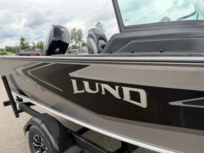 2027 Lund 1875 IMPACT XS — engine compartment view