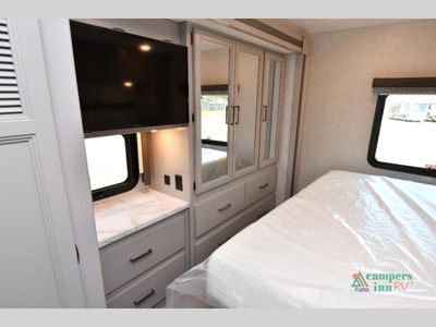 2024 Thor Motor Coach Hurricane — photo 43 view