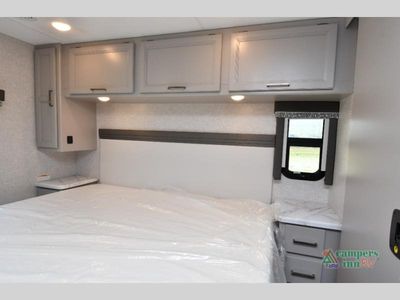 2024 Thor Motor Coach Hurricane — photo 41 view