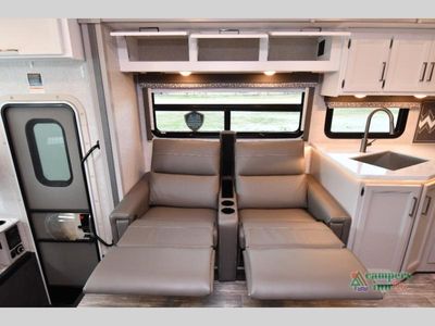 2024 Thor Motor Coach Hurricane — photo 30 view