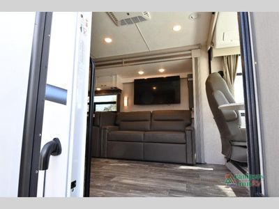 2024 Thor Motor Coach Hurricane — photo 20 view
