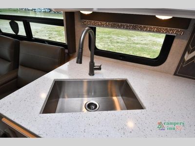 2024 Thor Motor Coach Hurricane — photo 34 view