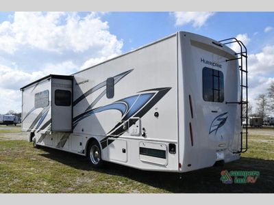 2024 Thor Motor Coach Hurricane — photo 10 view