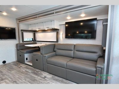2024 Thor Motor Coach Hurricane — photo 27 view