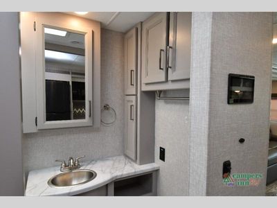 2024 Thor Motor Coach Hurricane — photo 46 view