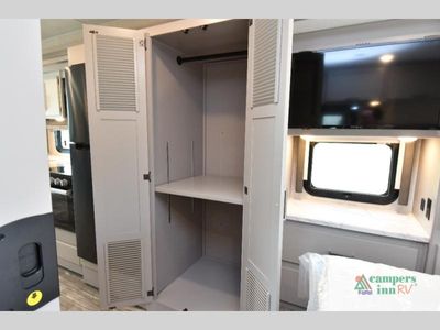 2024 Thor Motor Coach Hurricane — photo 40 view