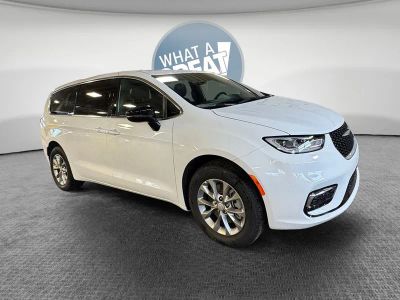 2026 Chrysler Pacifica Select in Bright White Clear-Coat Exterior Paint — front three-quarter view