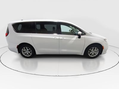2023 Chrysler Pacifica — photo 8 view