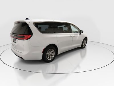 2023 Chrysler Pacifica — photo 7 view