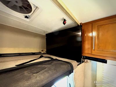 2018 Coachmen Leprechaun — photo 12 view