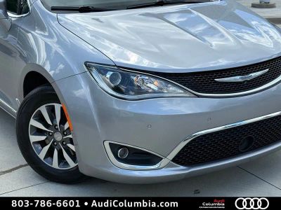 2020 Chrysler Pacifica — detail view