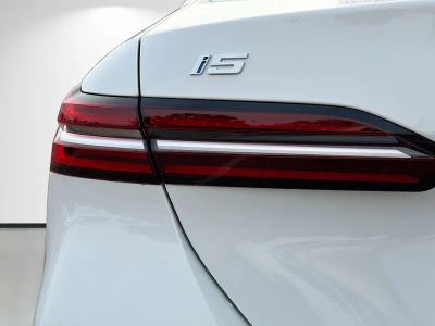 2026 BMW i5 — photo 10 view