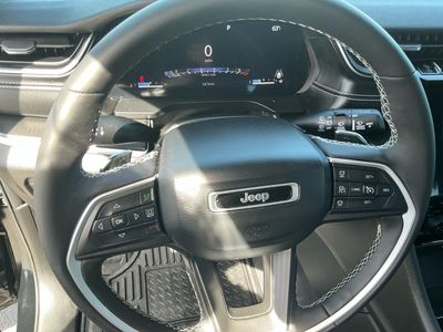 2023 Jeep Grand Cherokee — photo 13 view