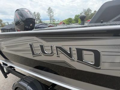 2026 Lund 1875 IMPACT XS — engine compartment view
