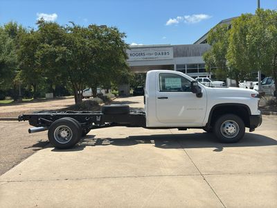 2025 Chevrolet Silverado 3500 HD Chassis Cab — photo 8 view