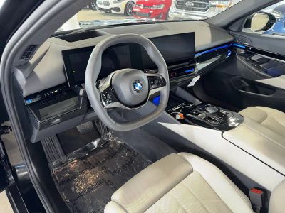 2025 BMW 5 Series — photo 13 view