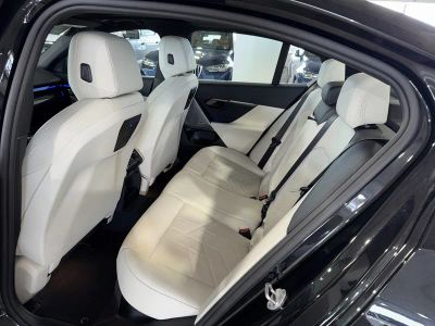 2025 BMW 5 Series — photo 17 view