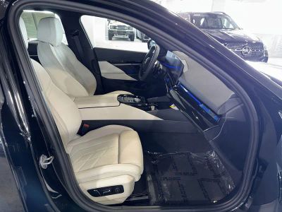 2025 BMW 5 Series — photo 9 view