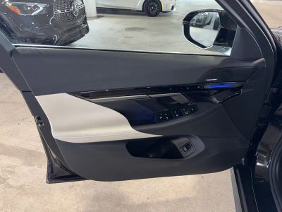 2025 BMW 5 Series — photo 19 view