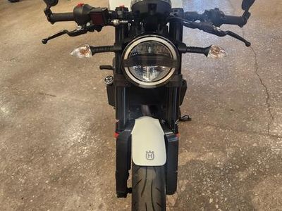 2022 Husqvarna Svartpilen 401 - Photo 3