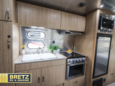 2020 Airstream Flying Cloud — photo 8 view