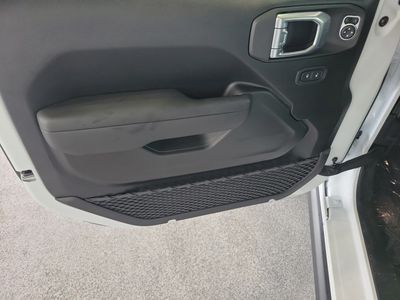 2026 Jeep Wrangler - Photo 14