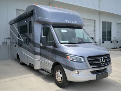2027 Tiffin WAYFARER — front three-quarter view