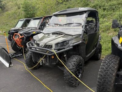 2019 Can-Am® Commander™ XT™ 1000R Boreal Green — front three-quarter view