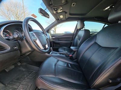 2012 Chrysler 200 - Photo 9