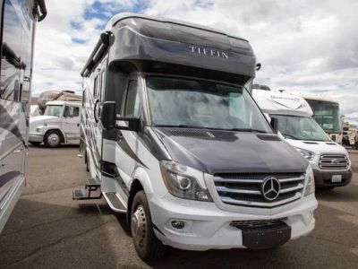 2018 Tiffin Motorhomes Wayfarer 24 BW — front three-quarter view