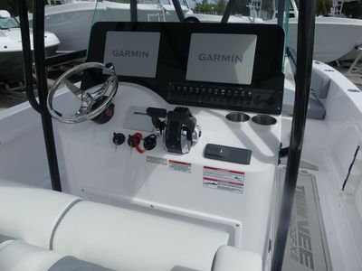 2026 Twin Vee 240 GFX2 - Photo 8