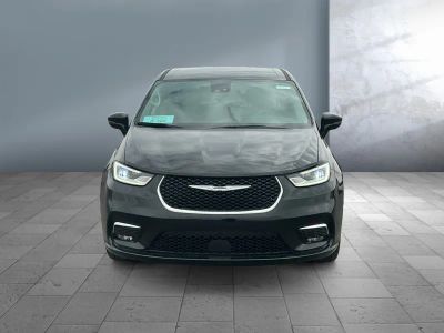 2024 Chrysler Pacifica — side profile view
