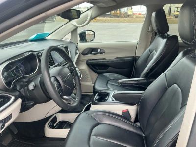 2024 Chrysler Pacifica — photo 9 view
