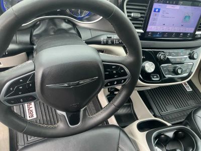 2024 Chrysler Pacifica — photo 14 view